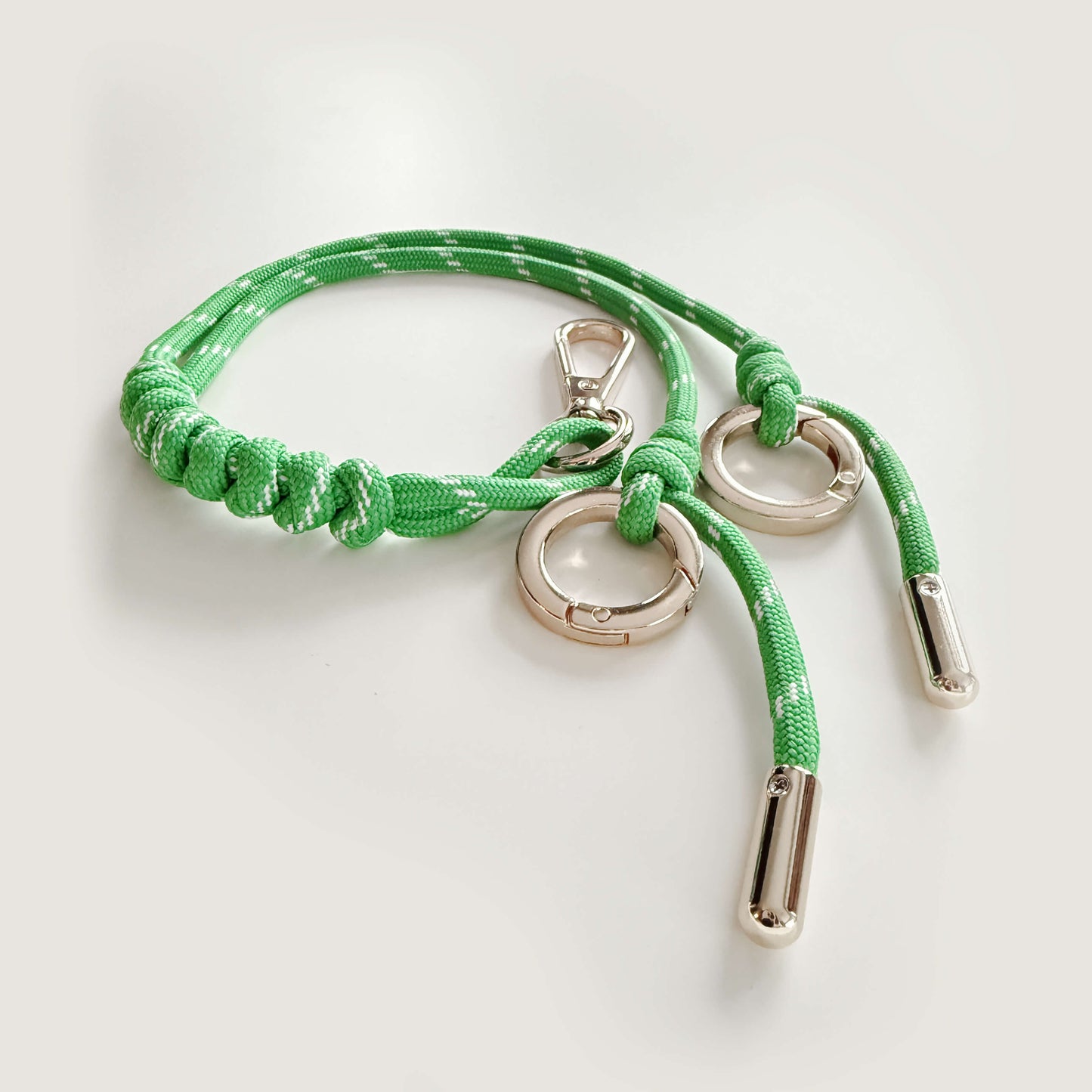 Charm para bolso con cordón y cadena