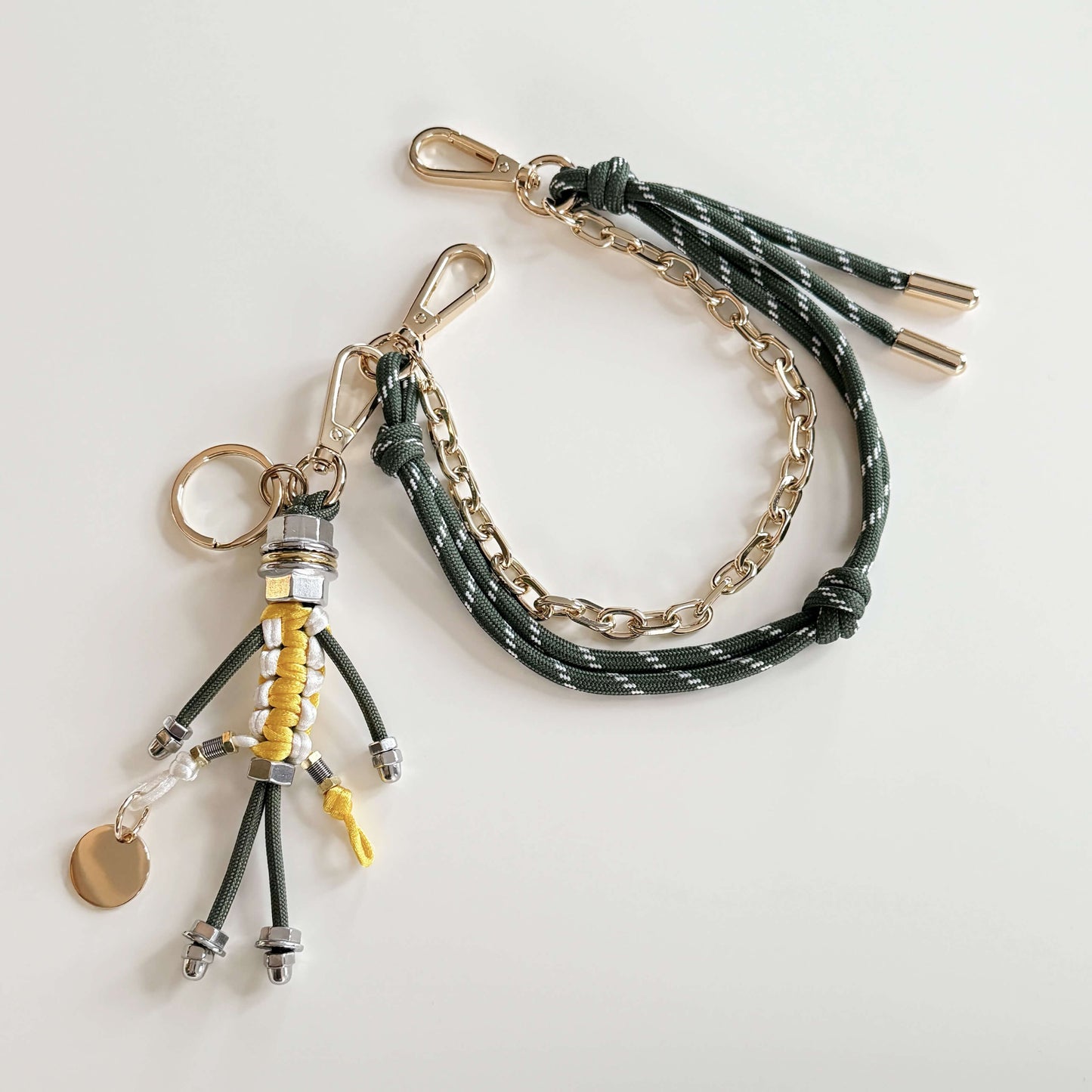 Taschenanhänger mit Kordel und Kette aus Seegras