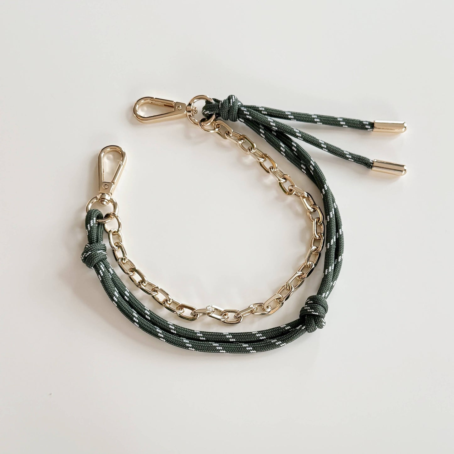 Taschenanhänger mit Kordel und Kette aus Seegras