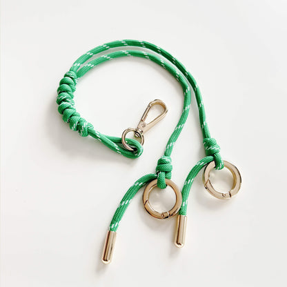 Charm para bolso con cordón y cadena