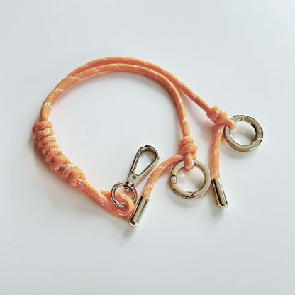 Charm para bolso con cordón y cadena