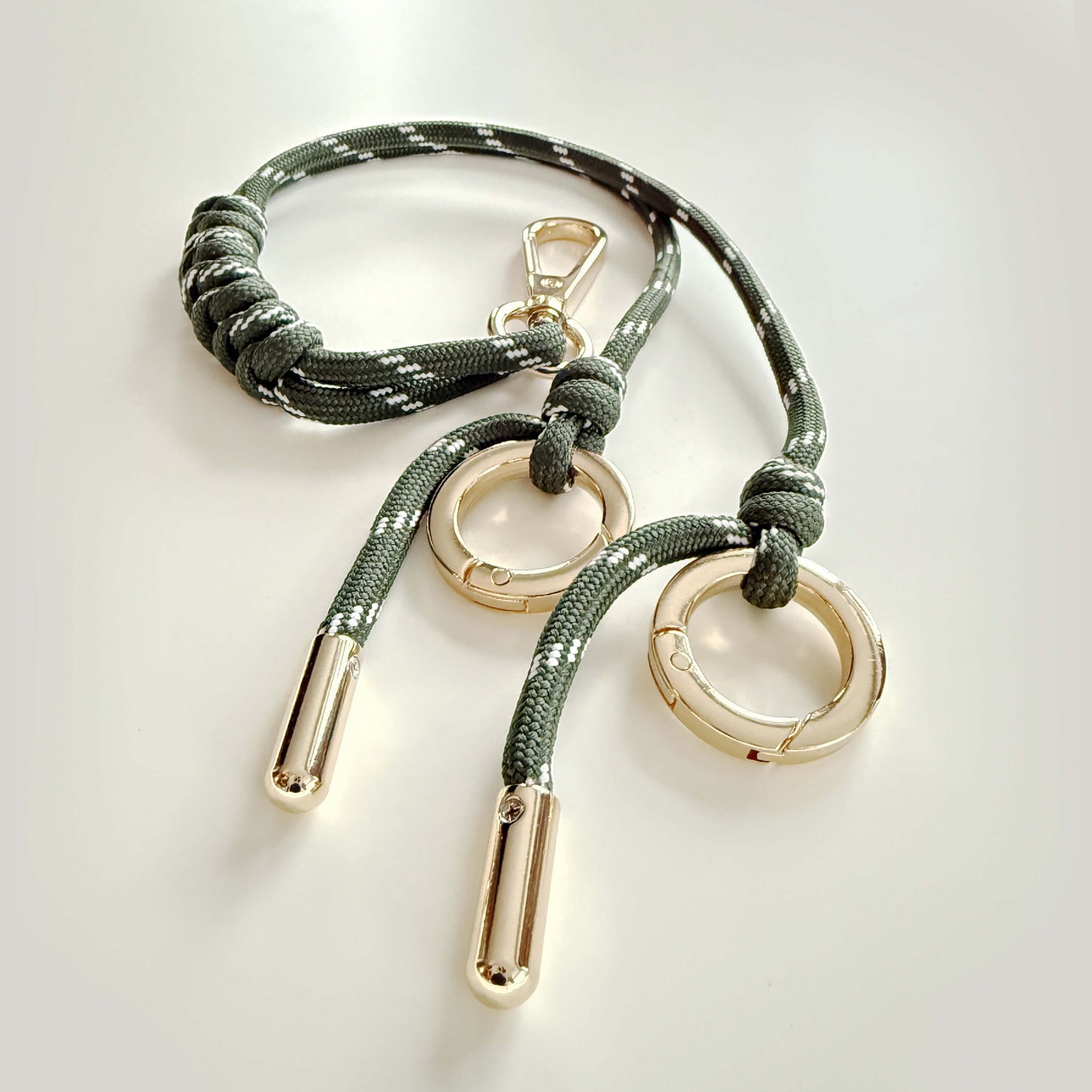 Charm para bolso con cordón y cadena