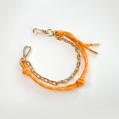 Charm para bolso con cordón y cadena