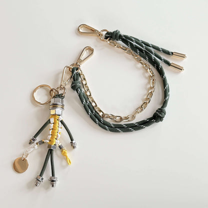 Charm para bolso con cordón y cadena